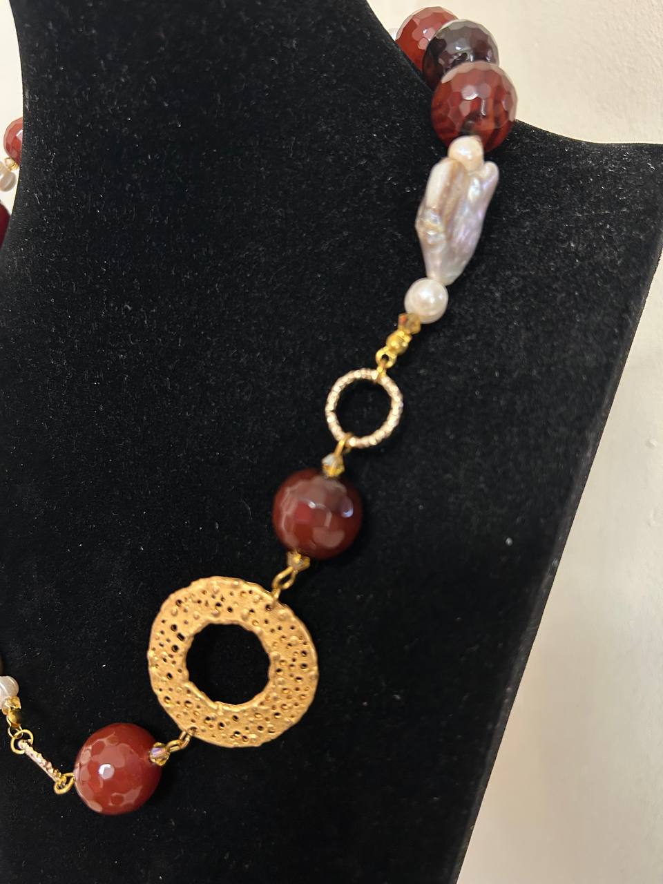 Collana girocollo con pietre dure color marrone