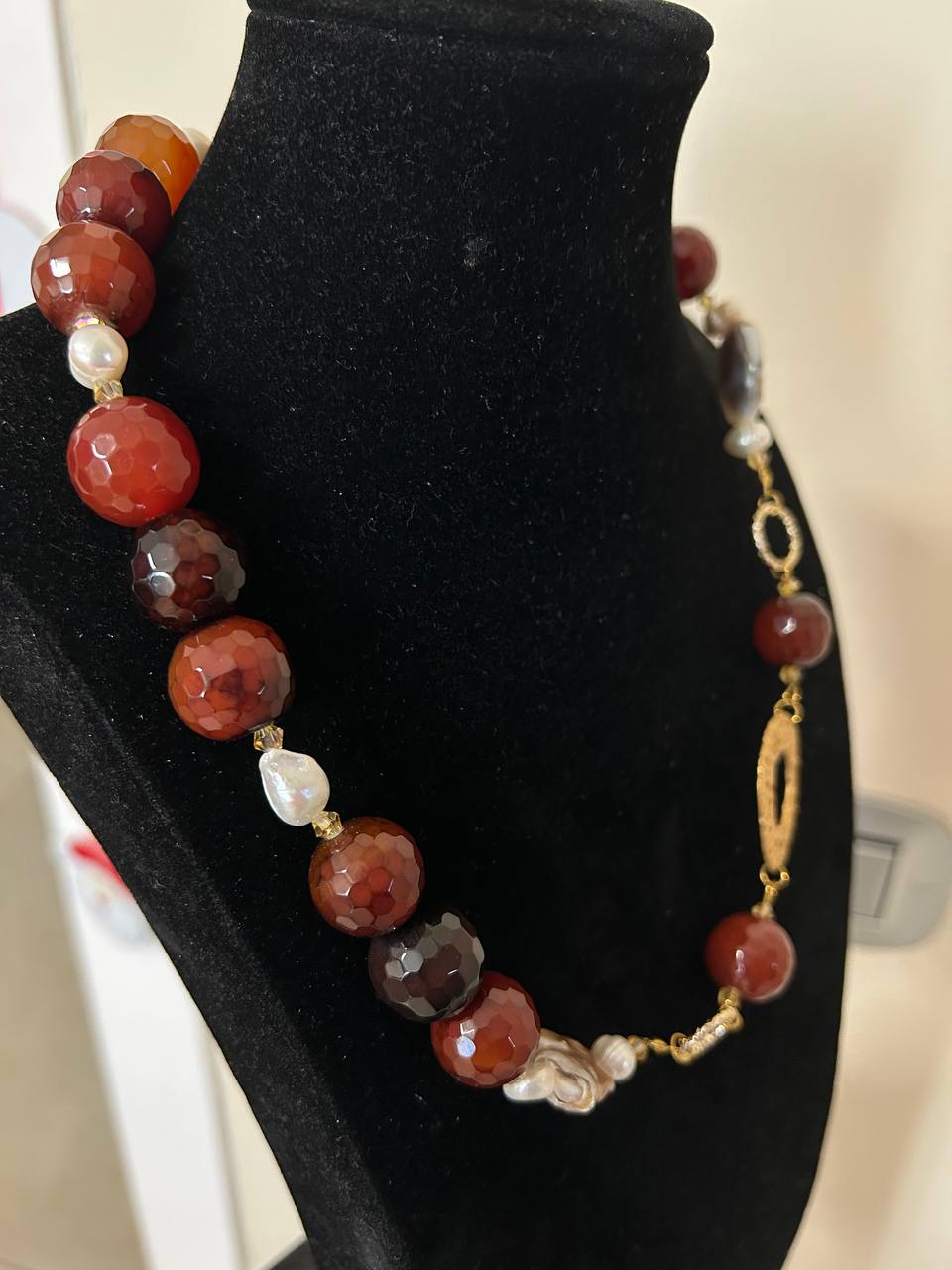 Collana girocollo con pietre dure color marrone