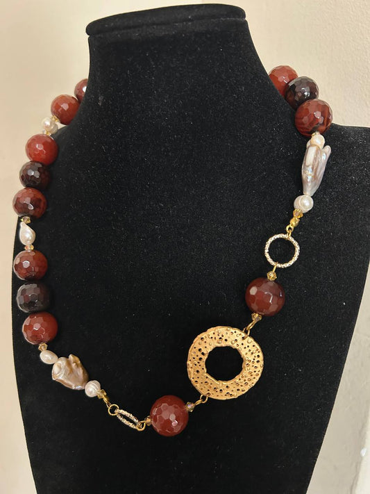Collana girocollo con pietre dure color marrone