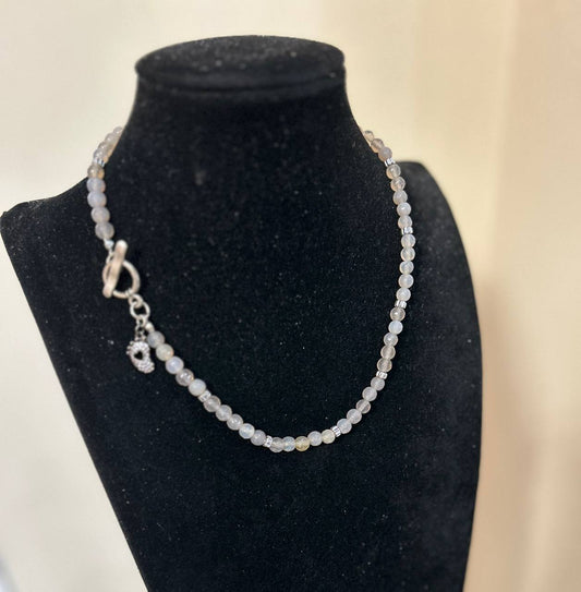 Collana girocollo, pietra dura tortora chiaro, con ciondolo accanto alla chiusura