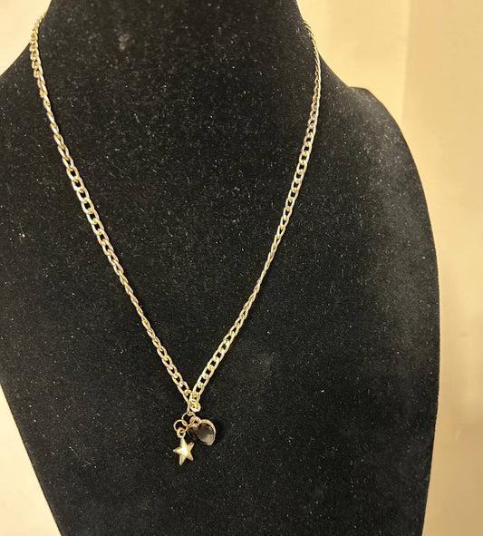 Collana girocollo con catena color oro, ciondolo stella e cuore nero