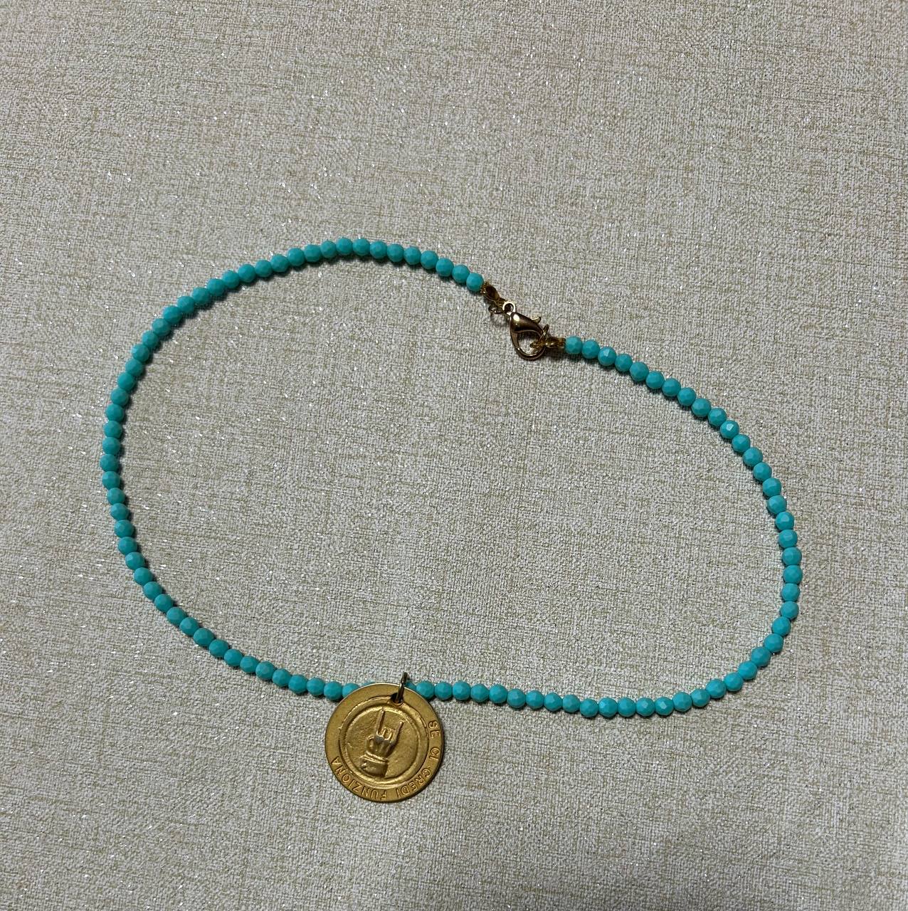 Collana girocollo pietre dure turchesi con ciondolo in ottone