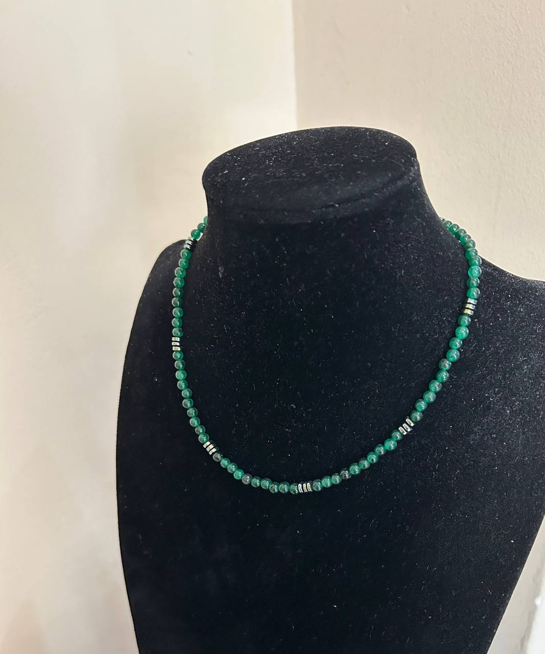 Collana girocollo verde bottiglia con inserti in color argento