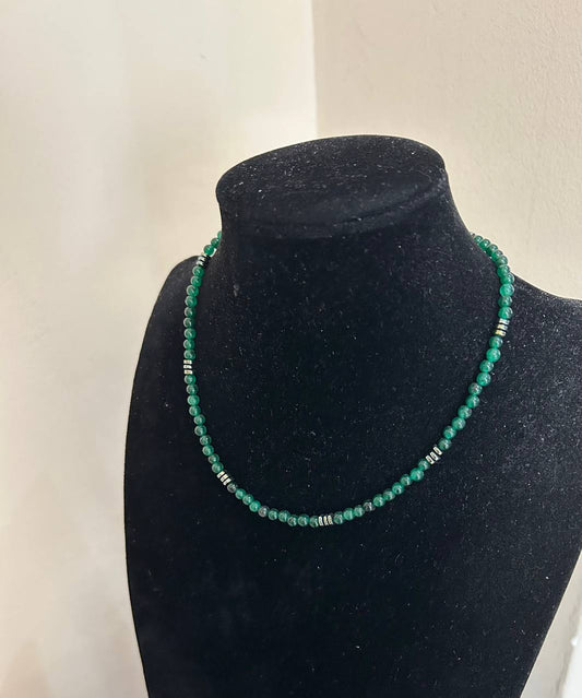 Collana girocollo verde bottiglia con inserti in color argento