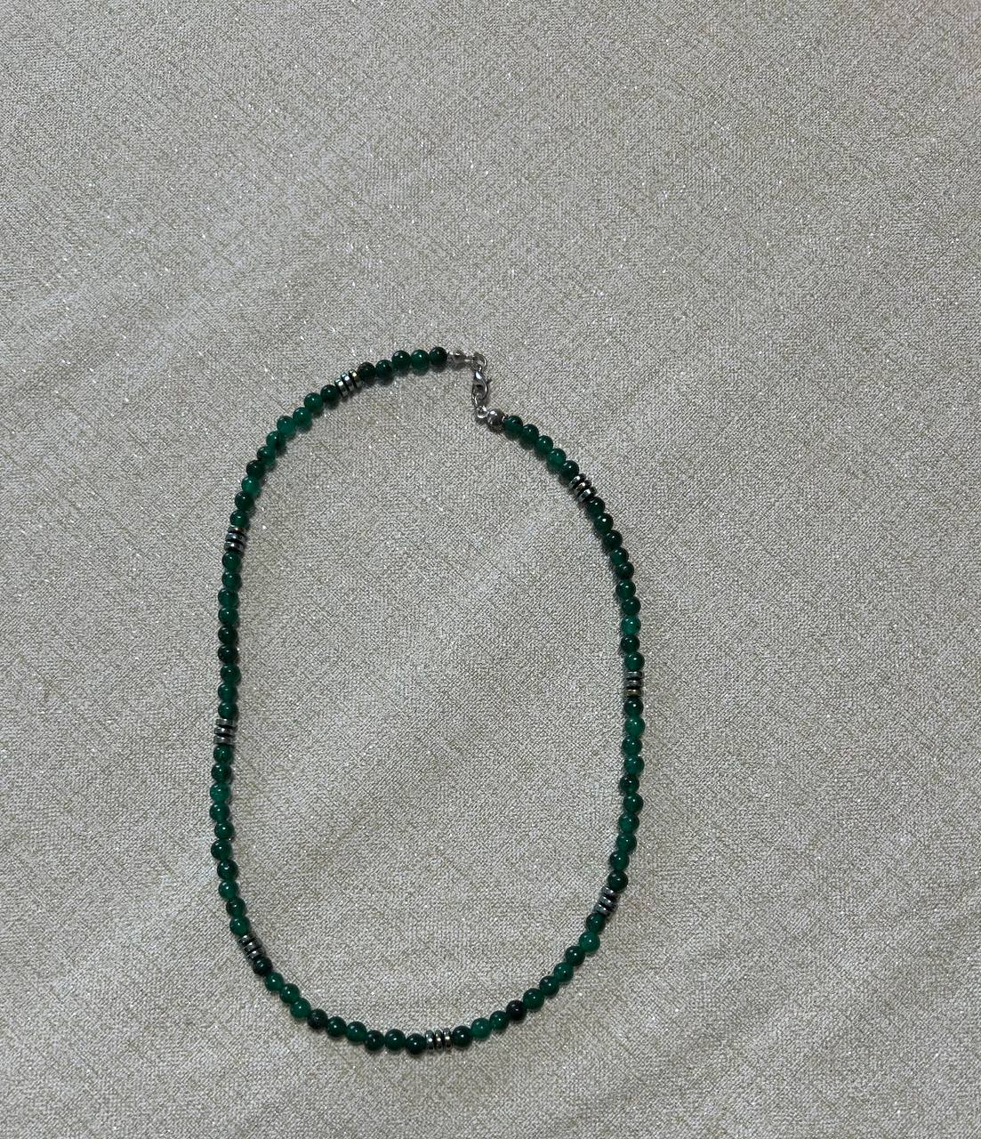 Collana girocollo verde bottiglia con inserti in color argento