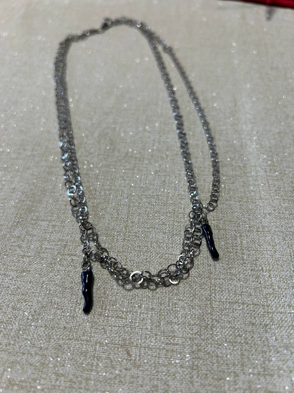 Collana con due catene in color argento, unica chiusura, due cornetti blu notte