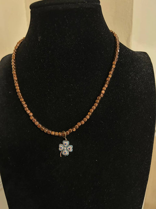 Collana girocollo ematite bronzo con ciondolo quadrifoglio