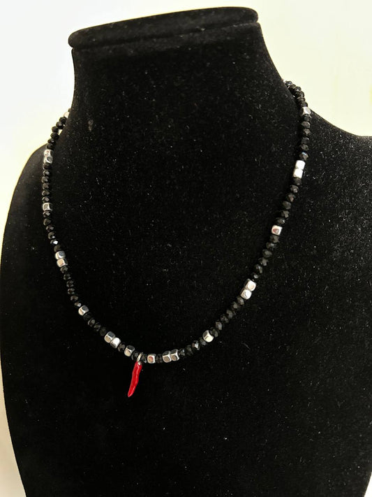 Collana girocollo con cristalli neri e ematite, ciondolo cornetto rosso