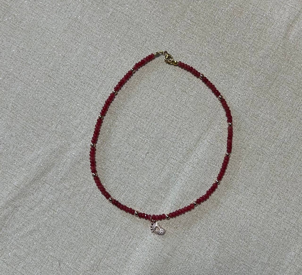 Collana con pietra rossa/rosa con ciondolo