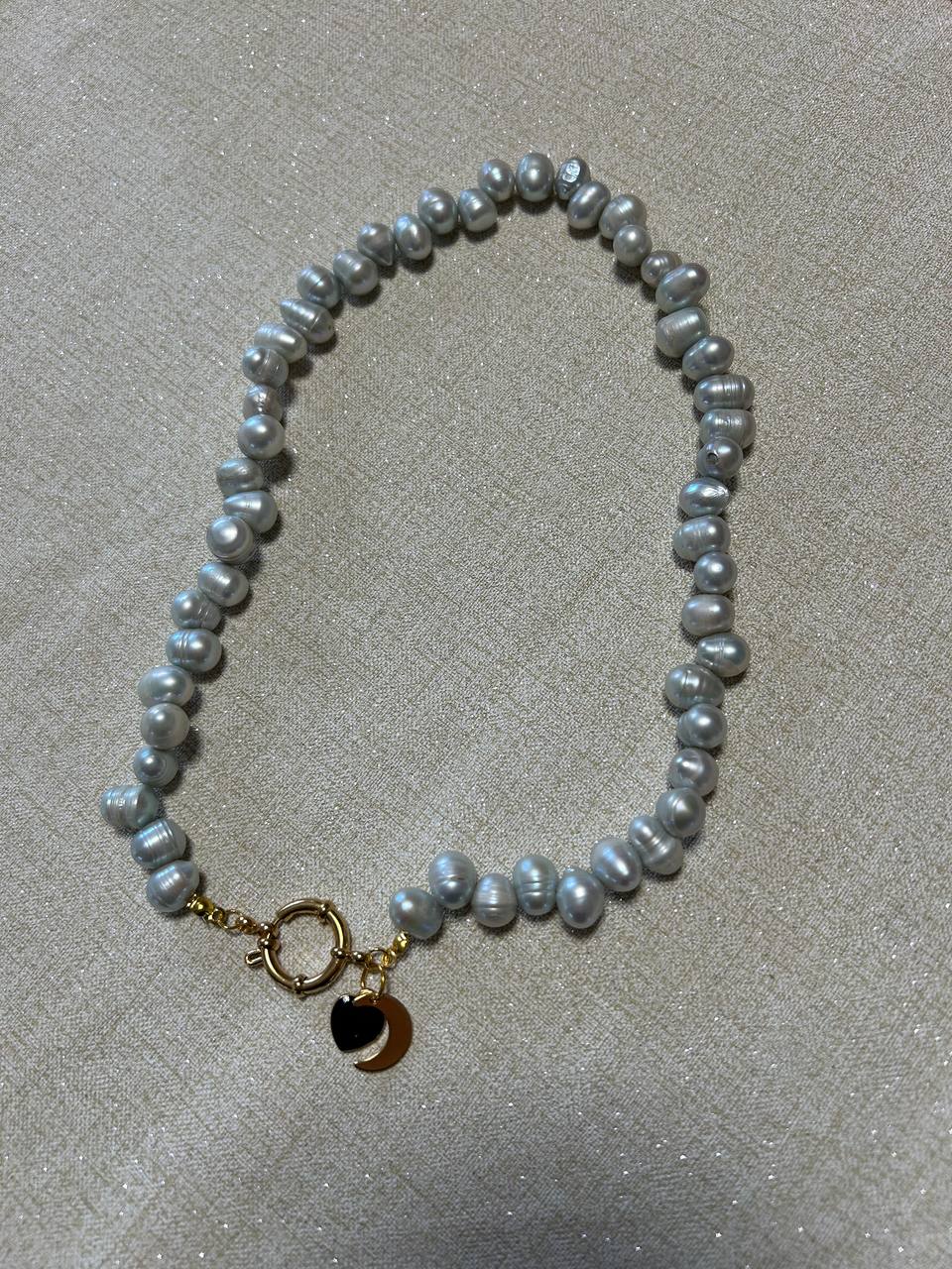 Collana girocollo con perle e ciondololi