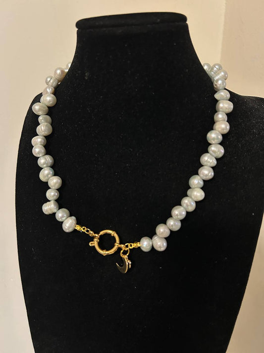 Collana girocollo con perle e ciondololi