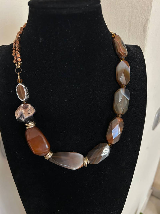 Collana girocollo con pietre dure, inserto madre perla ornato da brillantini, due fili in ematite color bronzo