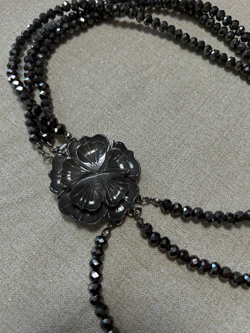 Collana a tre fili, cristalli grigio topo con susta fiore madreperla
