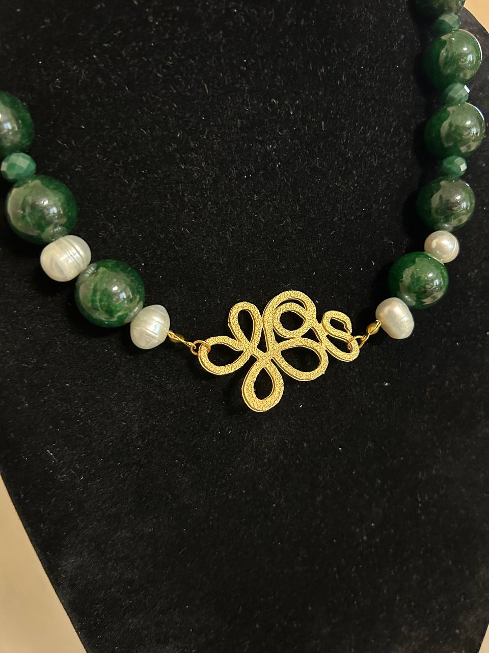 Collana girocollo com pietre verde bottoglia, 4 perle e un inserto in ottone dorato