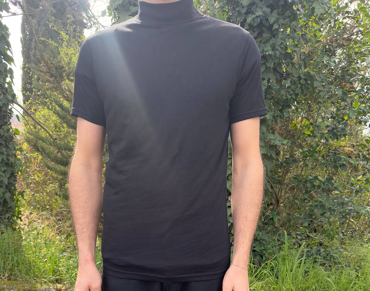 T-shirt nera a collo alto