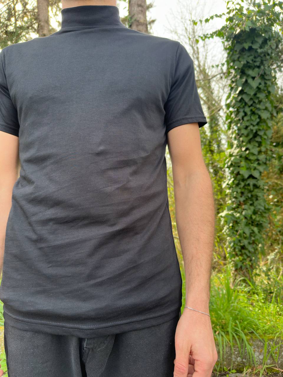 T-shirt nera a collo alto
