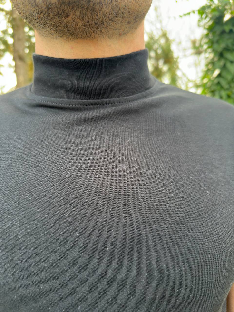 T-shirt nera a collo alto