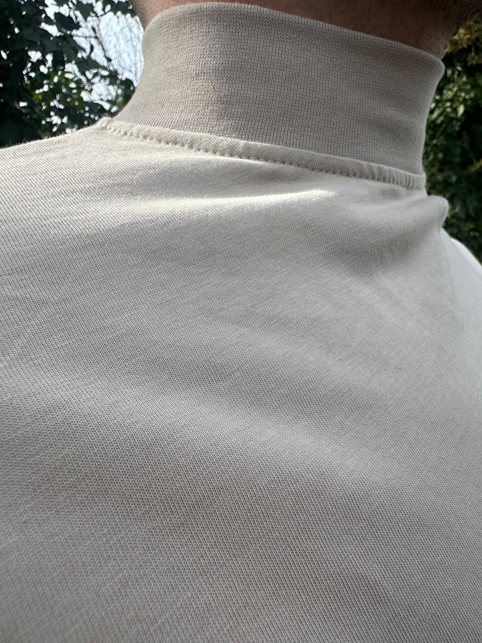 T-shirt beige a collo alto