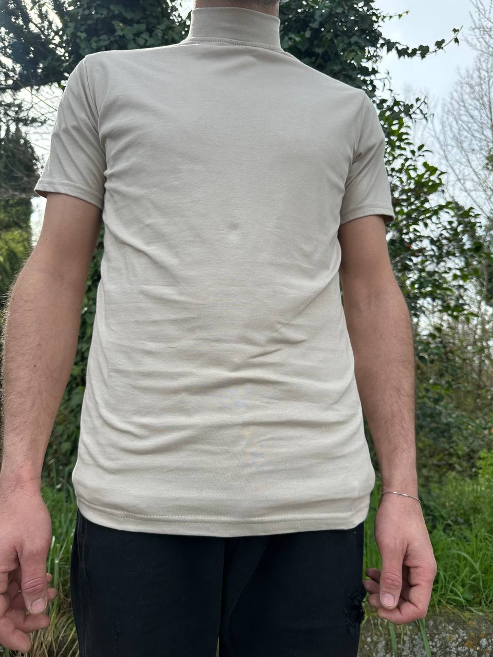 T-shirt beige a collo alto