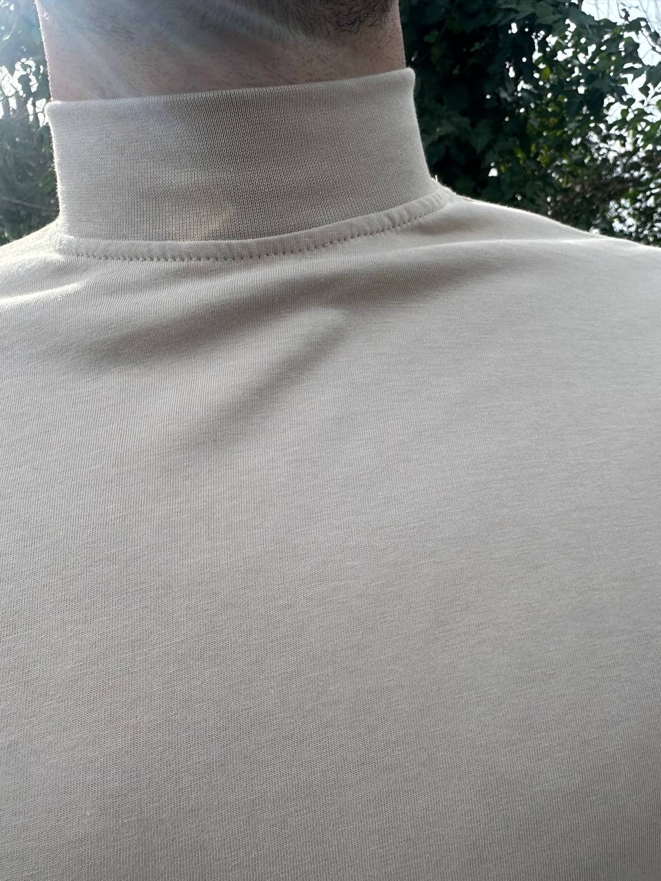 T-shirt beige a collo alto