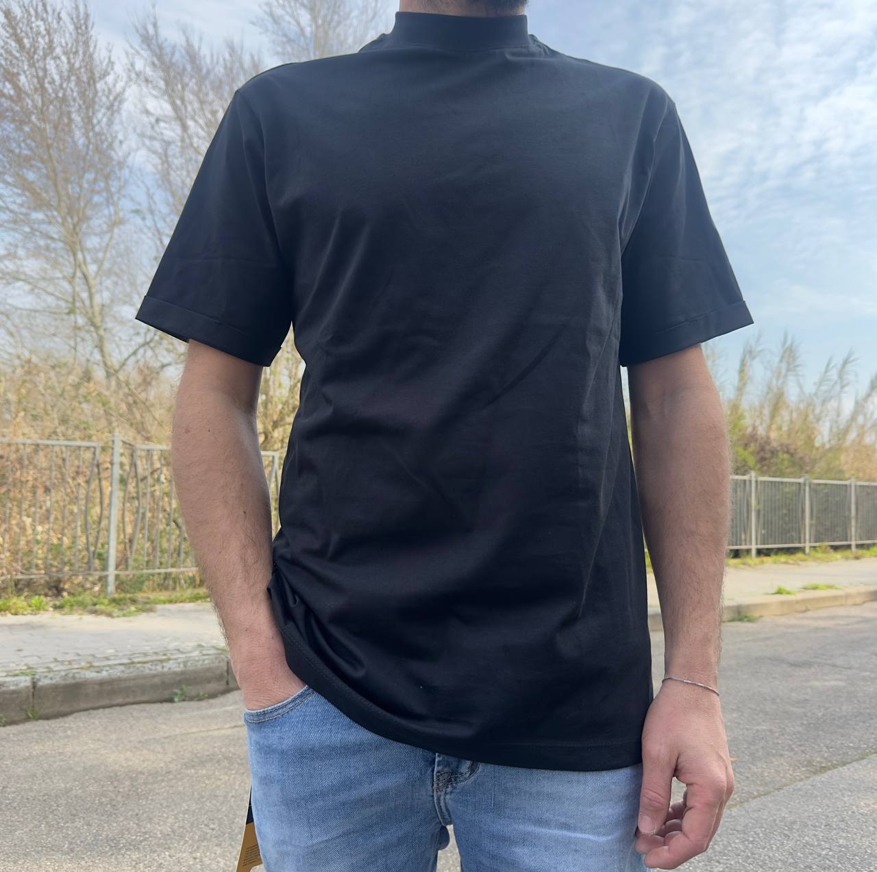 T-shirt nera