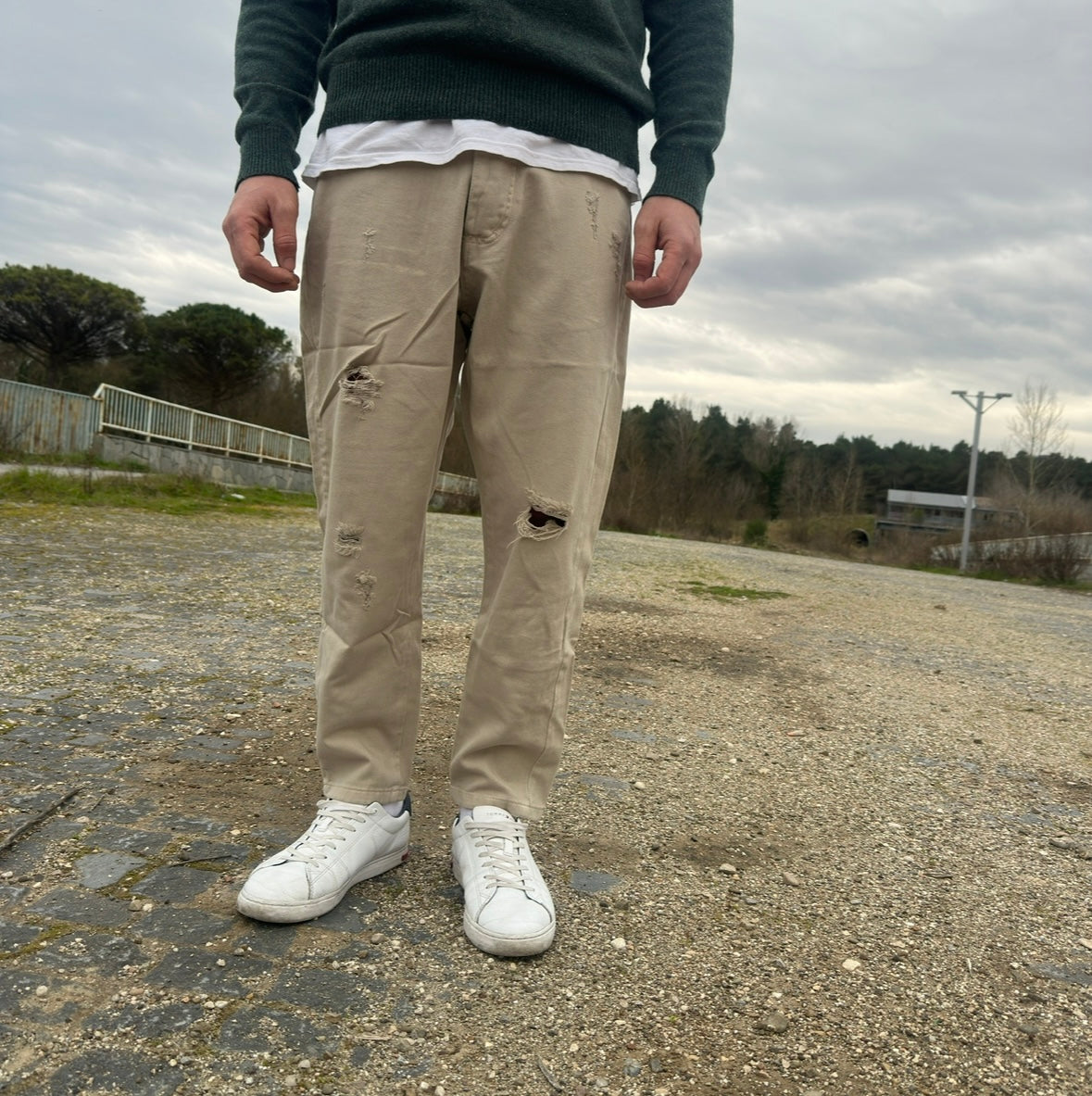 Jeans beige strappato