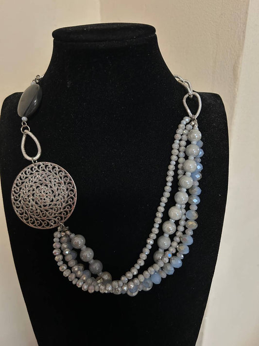 Collana girocollo grigio topo. Con inserto in argento e madreperla di Maiorca