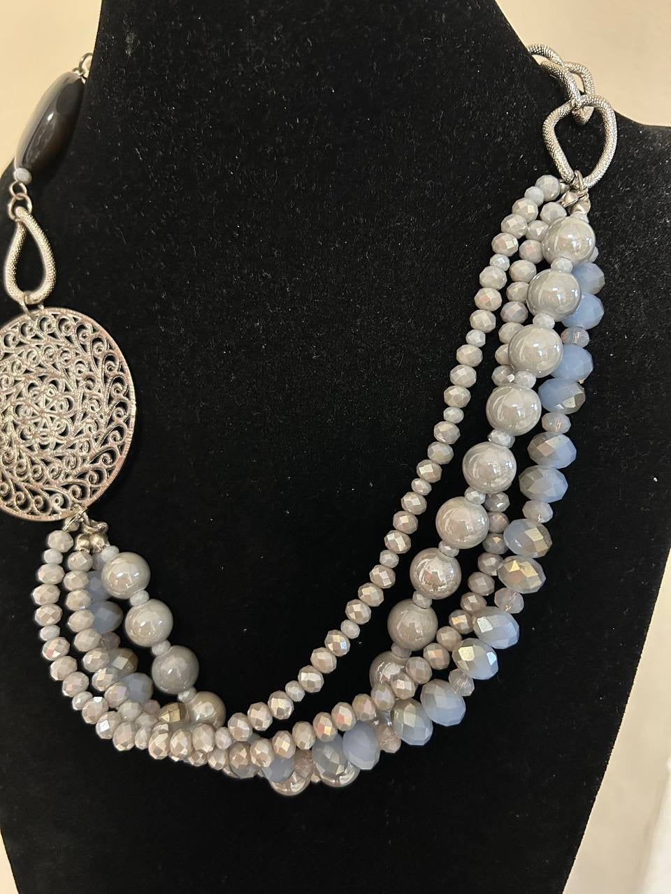 Collana girocollo grigio topo. Con inserto in argento e madreperla di Maiorca