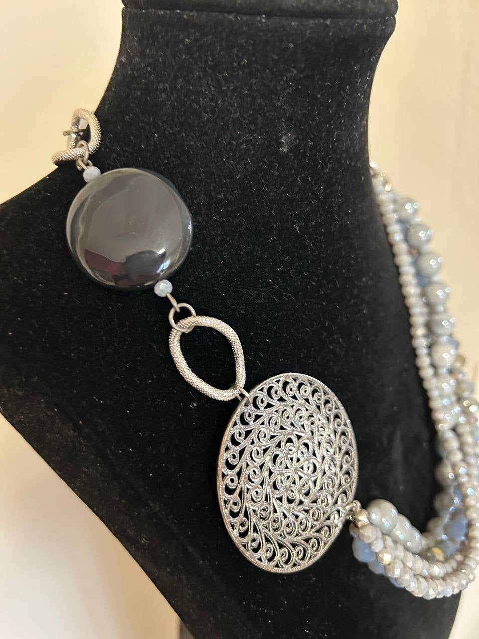 Collana girocollo grigio topo. Con inserto in argento e madreperla di Maiorca