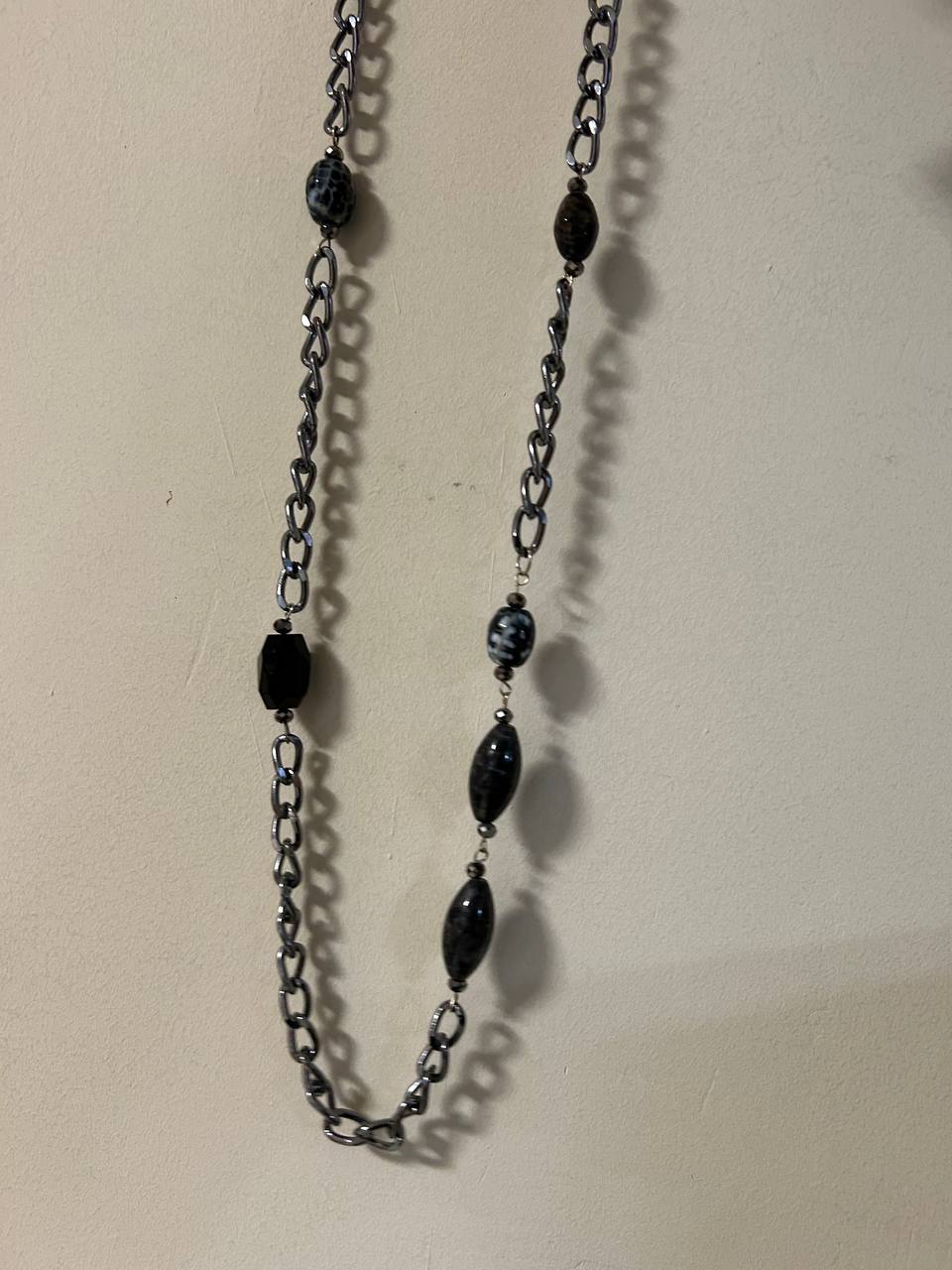 Collana con pietre di tonalità