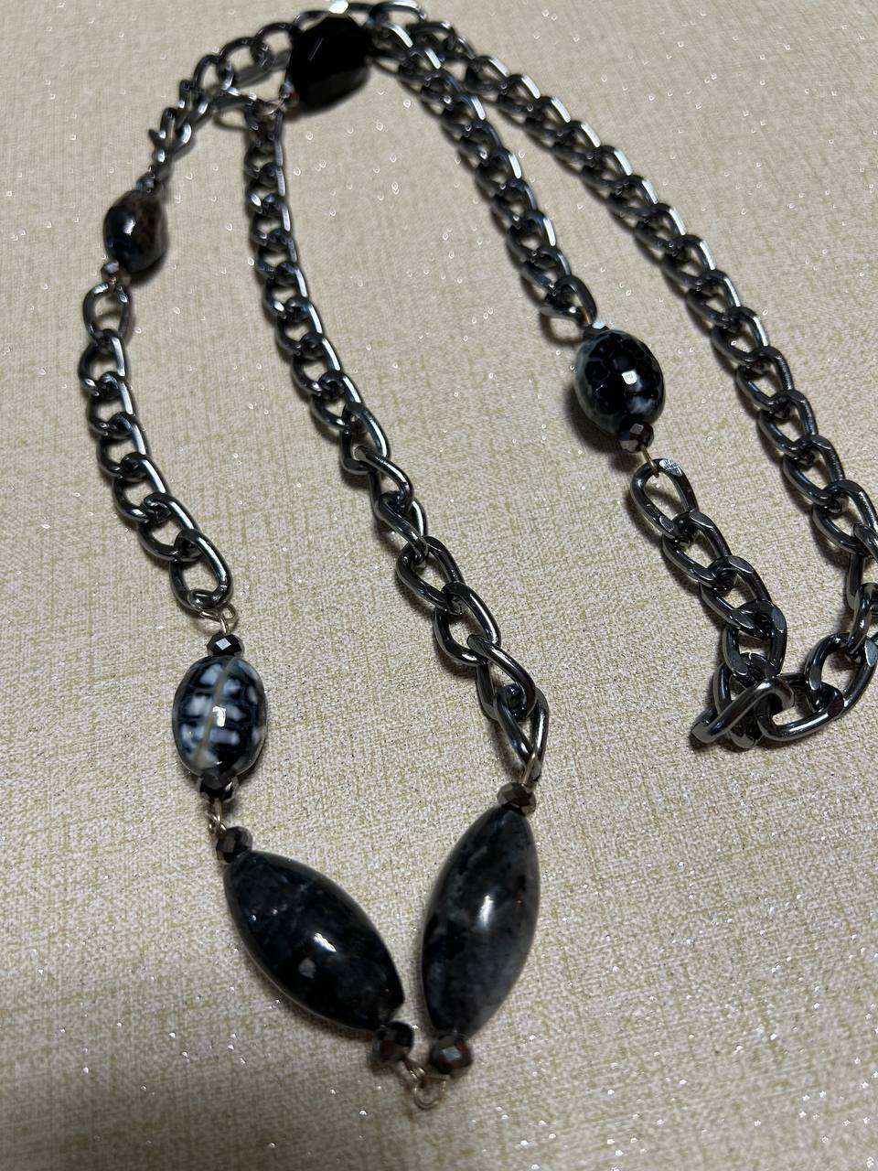 Collana con pietre di tonalità