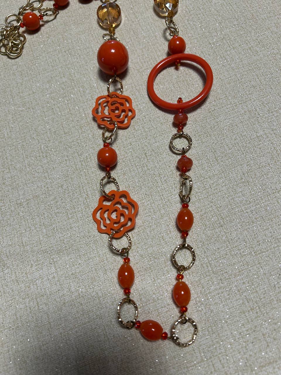 Collana di resina con pietre dure arancio