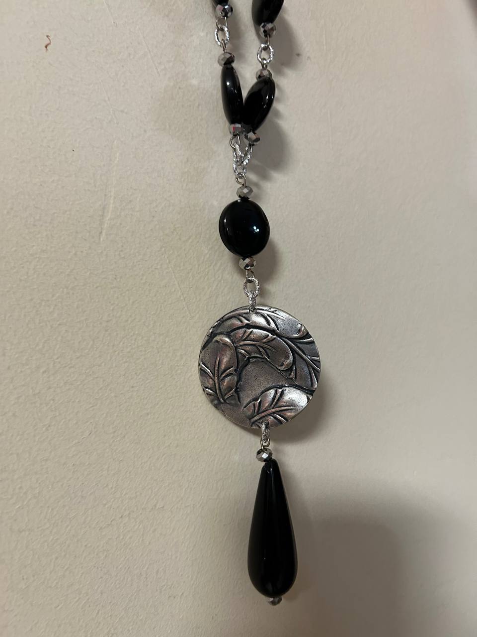 Collana color nero con inserto di ottone