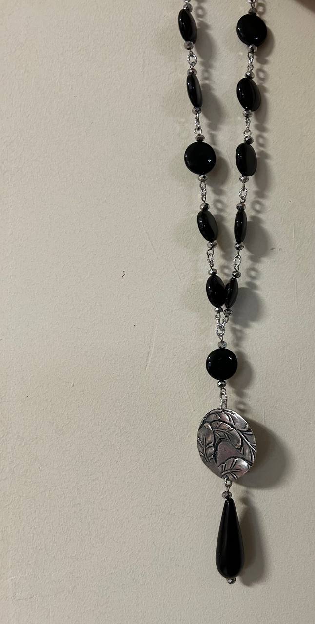 Collana color nero con inserto di ottone
