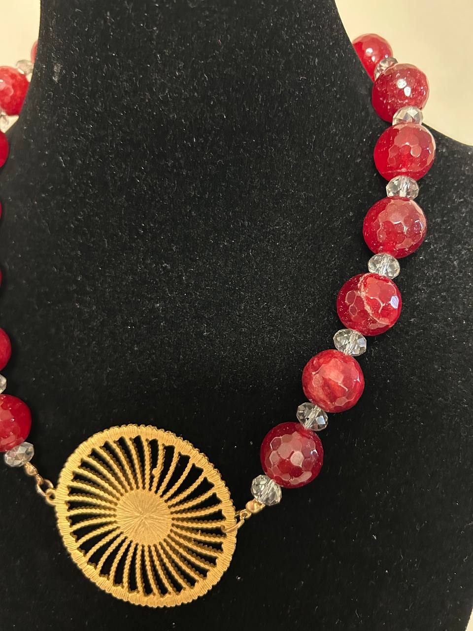 Collana rosso mattone pietre dure intervallate da cristalli con inserto di ottone