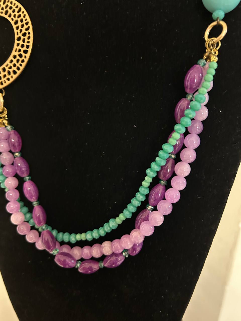 Collana color glicine, viola  e turchese con inserto d'orato di ottone