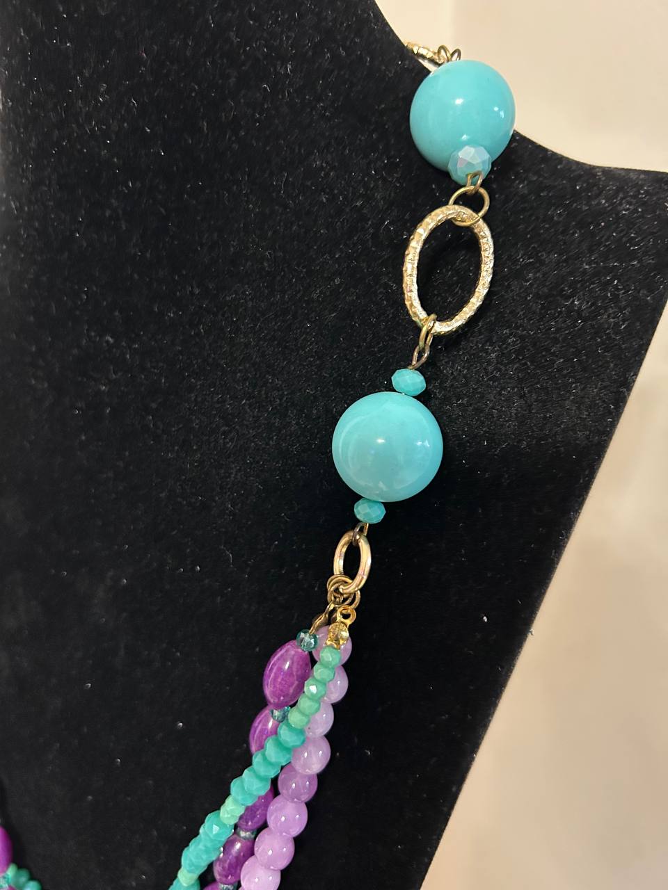 Collana color glicine, viola  e turchese con inserto d'orato di ottone