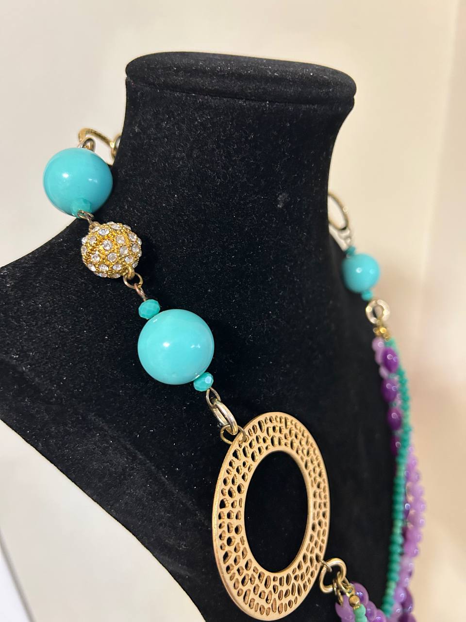 Collana color glicine, viola  e turchese con inserto d'orato di ottone
