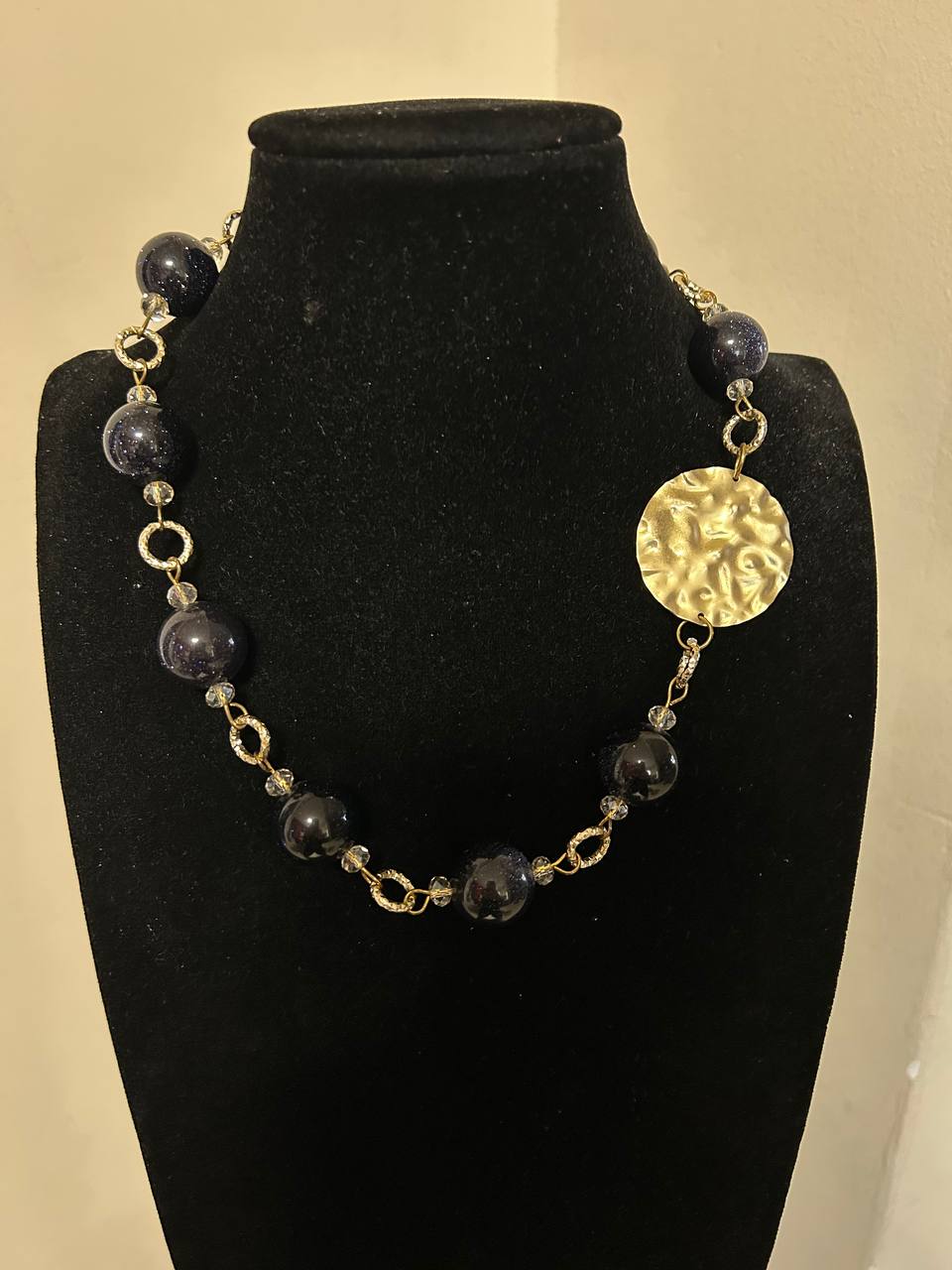 Collana giroccolo color blu notte brillantinate con inserto in ottone dorato