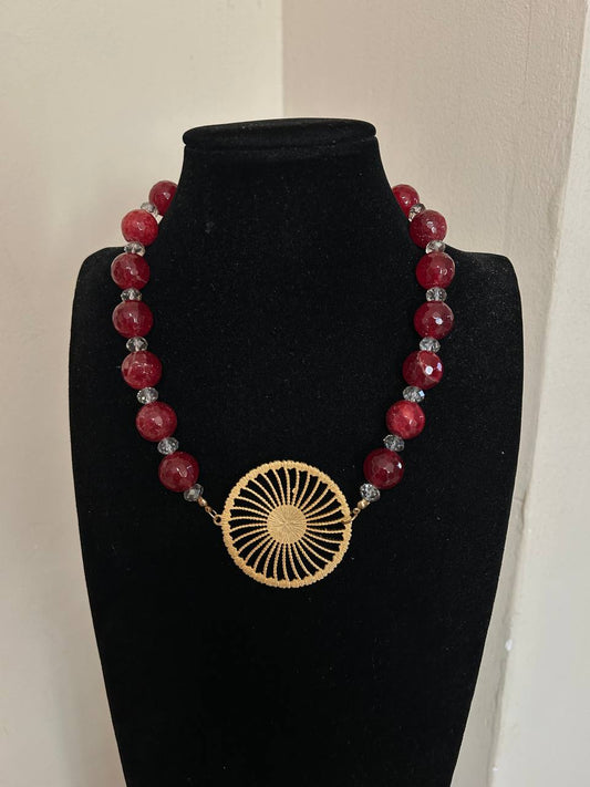 Collana rosso mattone pietre dure intervallate da cristalli con inserto di ottone