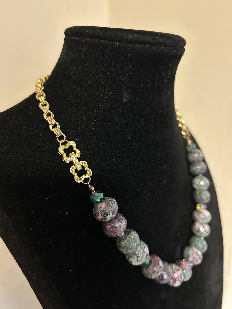 Collana giroccollo pietre dure verde e glicine con chiusura particolare con brillantini a forma di quadrifoglio