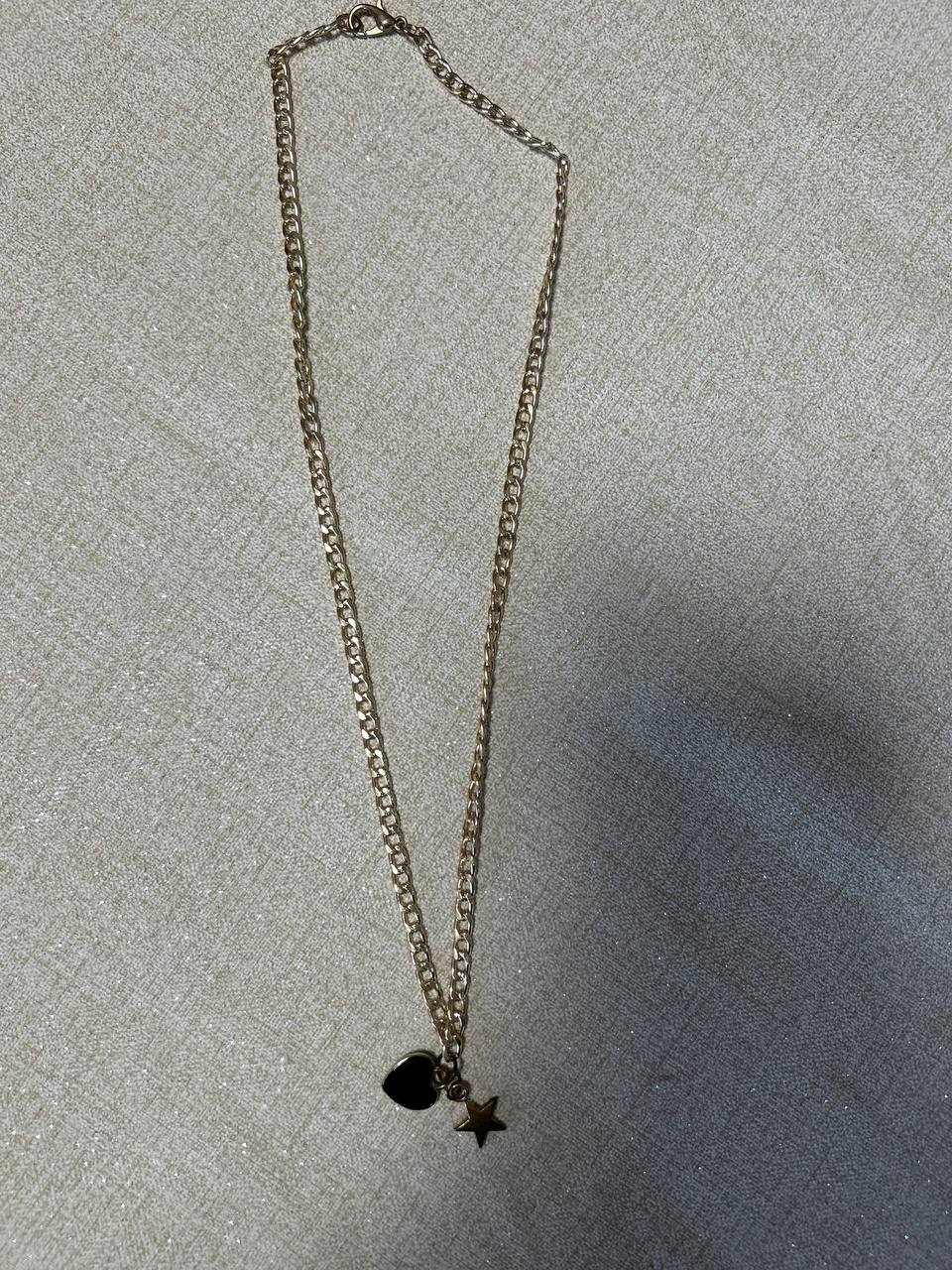 Collana girocollo con catena color oro, ciondolo stella e cuore nero