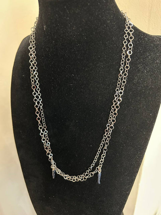 Collana con due catene in color argento, unica chiusura, due cornetti blu notte