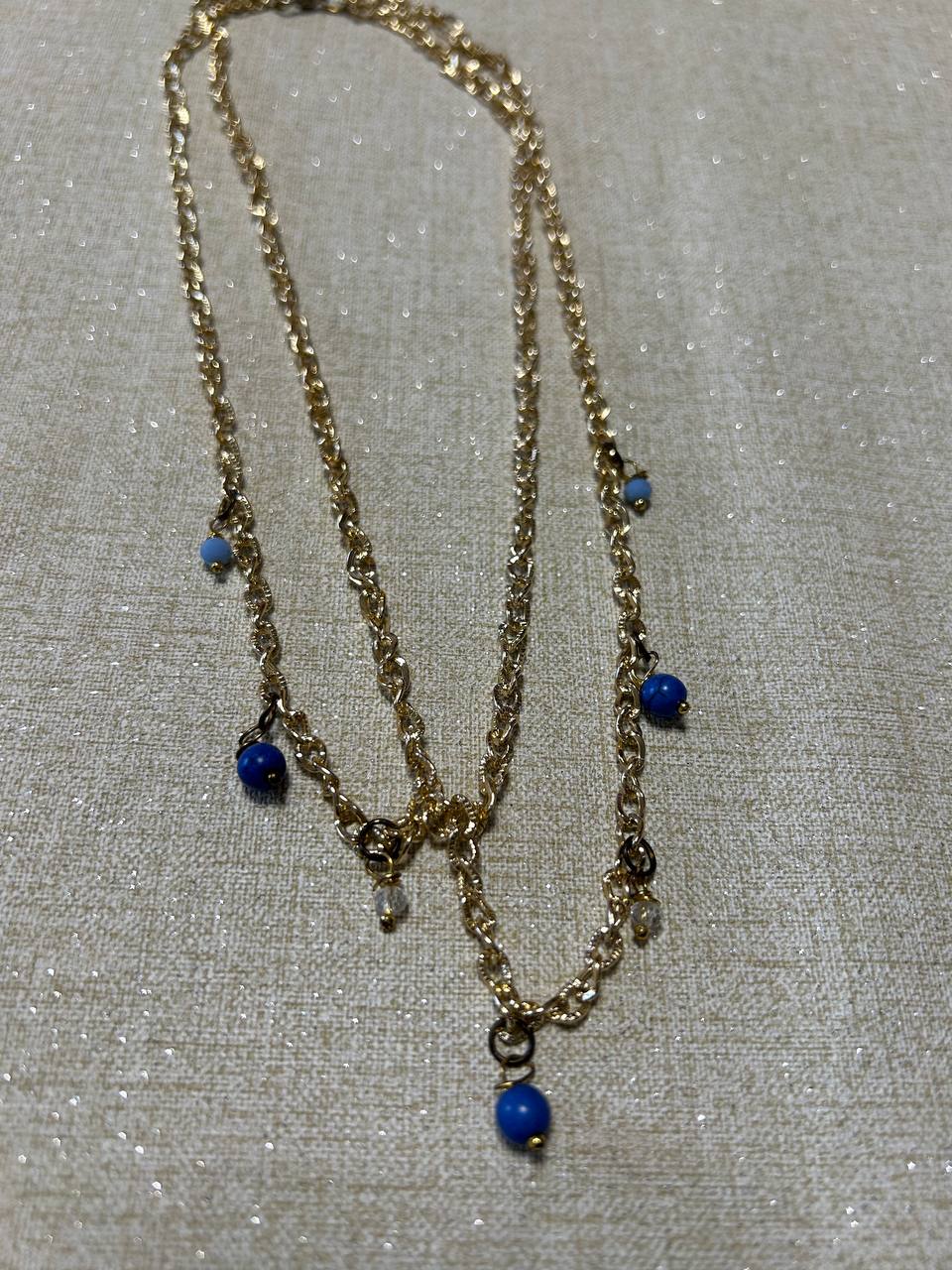 Collana doppia catena in color oro con cristalli azzurri e pietre blu chiaro