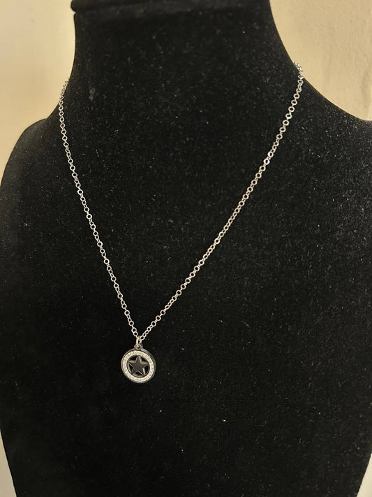 Collana con catena lunga e ciondolo in ottone argento