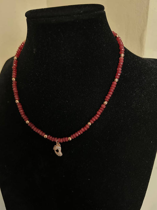 Collana con pietra rossa/rosa con ciondolo