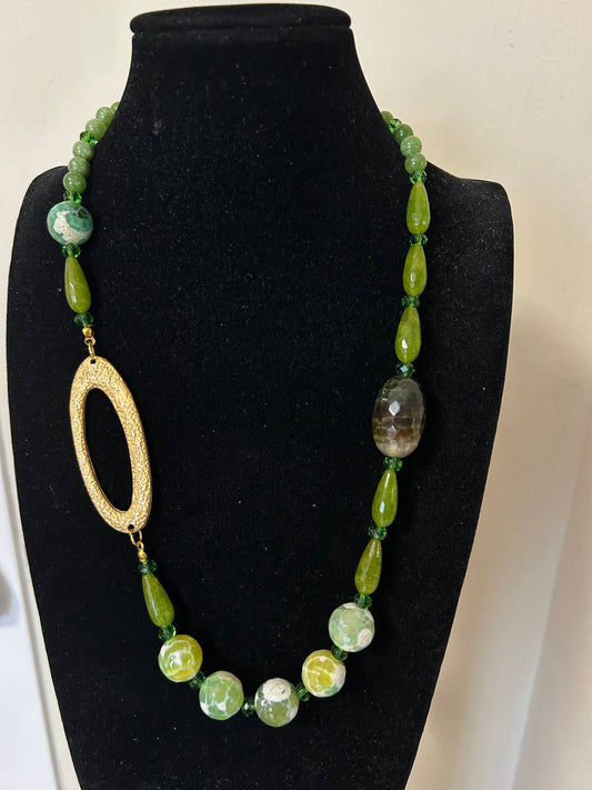 Collana con pietre dure verde olive con inserto in ottone