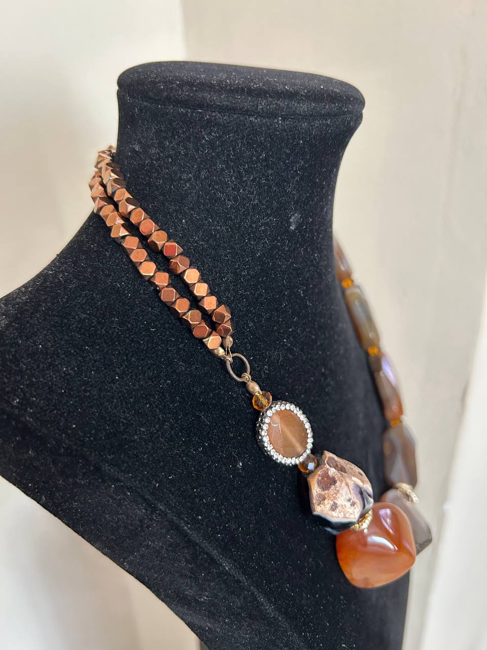 Collana girocollo con pietre dure, inserto madre perla ornato da brillantini, due fili in ematite color bronzo