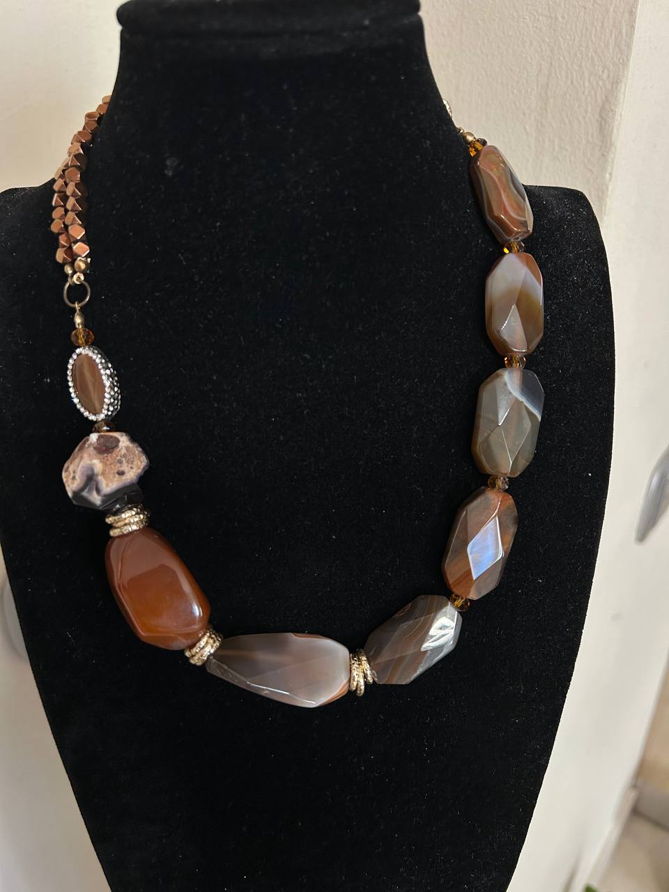 Collana girocollo con pietre dure, inserto madre perla ornato da brillantini, due fili in ematite color bronzo