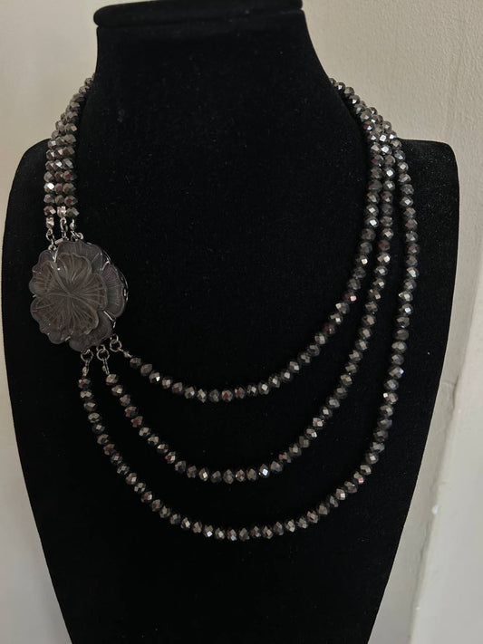 Collana a tre fili, cristalli grigio topo con susta fiore madreperla
